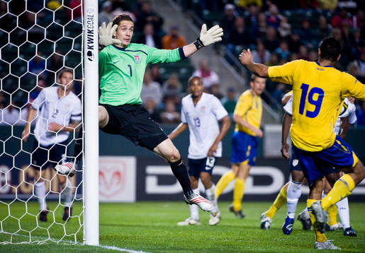 Troy Perkins, målvakt USA täcker skott