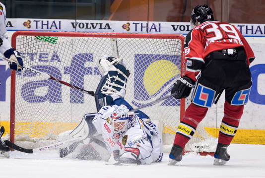 Daniel Henriksson, Målvakt Linköping tvingar till en
