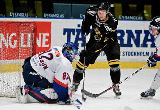 Johan Ryno, AIK, gör 1-0 bakom Micael Andersson, målvakt,