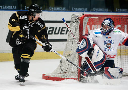 Jonas Westerling, AIK, lägger in en puck mot Micael