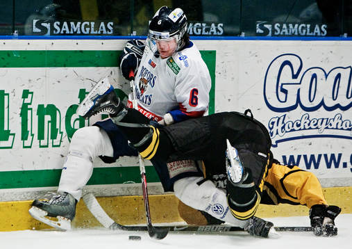 Christian Carlsson, Bofors, stoppar en AIK-spelare