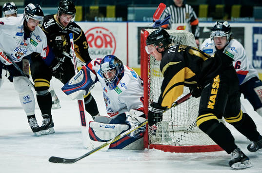 Tobias Ericsson, AIK, oroar Micael Andersson, målvakt,