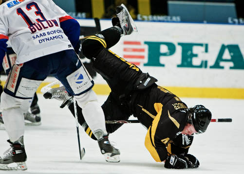 Per Savilahti-Nagander, AIK, bjuds på en flygtur av Johan