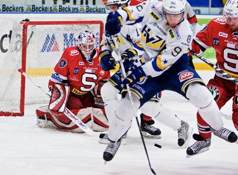 Mattias Tedenby, HV71, styr ett skott mot Pontus Sjögren,