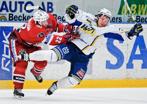 Stefan Bemström, Södertälje, tacklar Jukka Voutilainen,