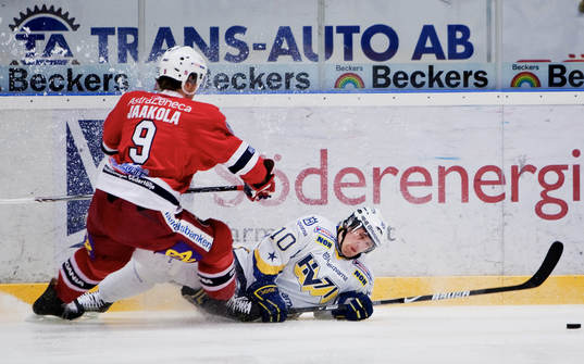 Martin Thörnberg, HV71, förlorar en närkamp mot Topi