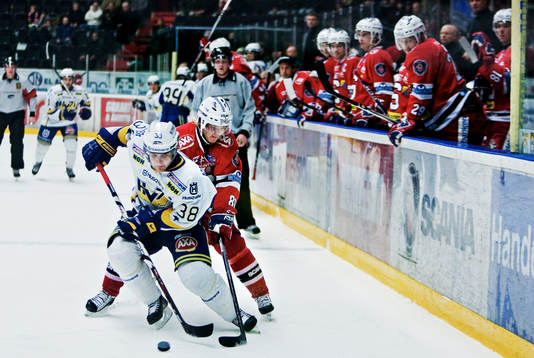 Linus Klasen, Södertälje, försöker att ta pucken av