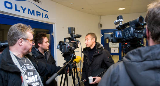 Henrik Larsson gjorde sin första träning, här svarar han