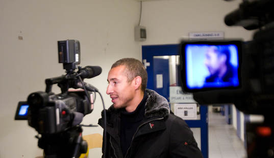 Henrik Larsson gjorde sin första träning, här svarar han