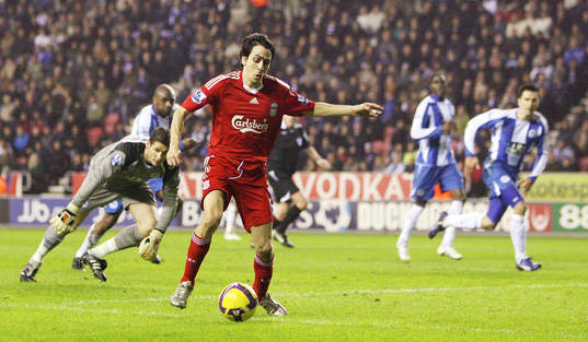 Yossi Benayoun, strax innan första målet för Liverpool