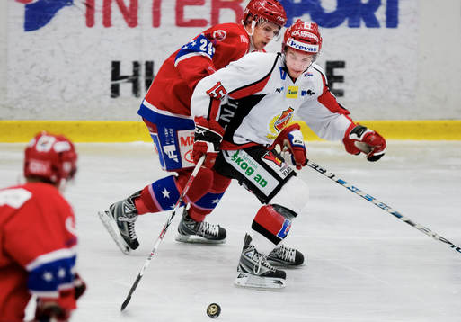 Victor Rollin-Carlsson, Almtuna, har kontroll på pucken