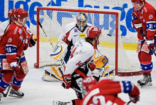 Oscar Ahlström, Huddinge, skjuter in 1-1 bakom Mark Owuya,