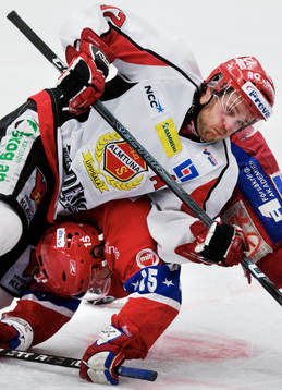 Linus Stensson, Almtuna, trycker ner Jonas Rådlund,