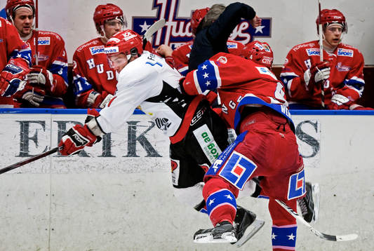 Jimmy Wendel, Huddinge, tacklar Alexander Ribbenstrand,