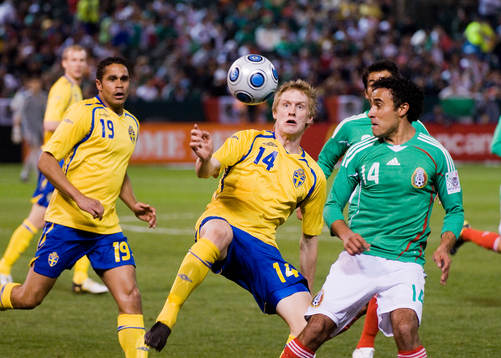 Rasmus Elm, Sverige i kamp om bollen med Leobardo Lopez,