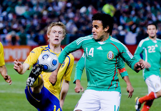 Rasmus Elm, Sverige i kamp om bollen med Leobardo Lopez,