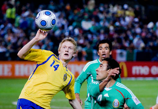 Rasmus Elm, Sverige i kamp om bollen med Leobardo Lopez,
