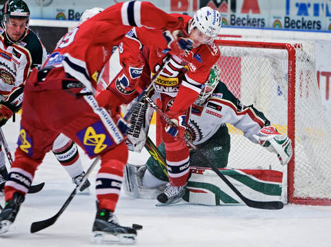 Tomas Kollar, Södertälje, gör 1-0 bakom Johan Holmqvist,