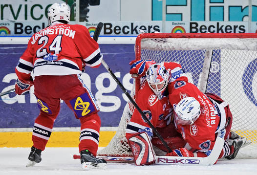 Martin Richter, Södertälje, har parkerat i målvakten