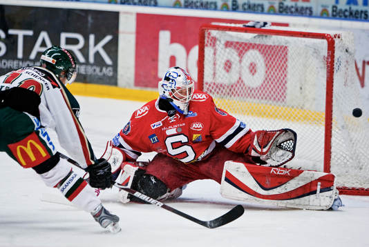 Fredrik Pettersson, Frölunda, skjuter utanför Pontus