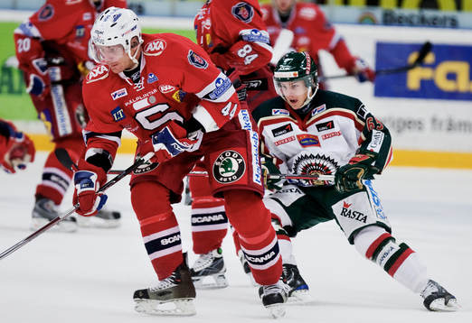 Erik Karlsson, Frölunda, är i hasorna på Kristian