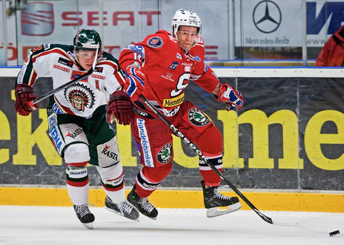 Robert Carlsson, Södertälje, jagas av Riku Hahl, Frölunda