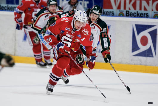 Petri Pakaslahti, Södertälje, jagas av Erik Karlsson,
