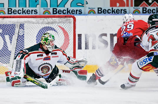 Johan Holmqvist, målvakt, Frölunda, räddar ett skott
