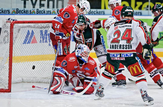 Tomi Kallio, Frölunda, slår in 1-4 bakom Pontus Sjögren,