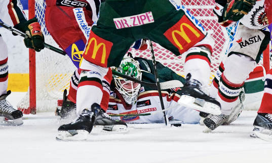 Johan Holmqvist, målvakt, Frölunda, i en knivig situation