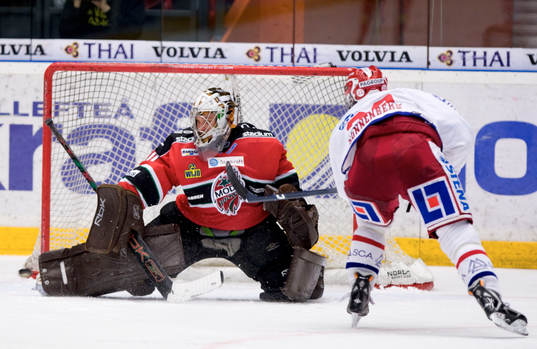 Martin Sonnenberg, Timrå skjuter på Michal Zajkowski,