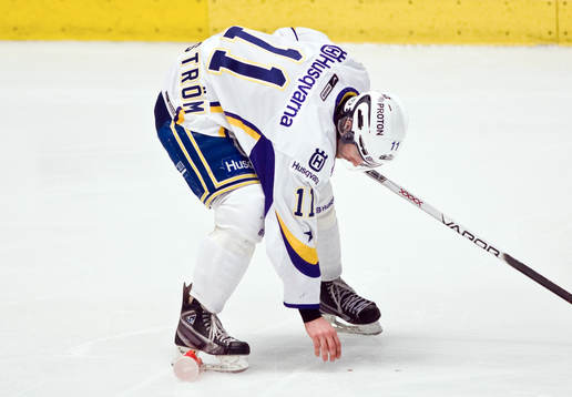 Johan Lindström, HV71 plockar mynt från isen