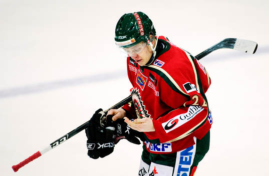 Janne Niskala, Frölunda, fick ett slag över munnen och