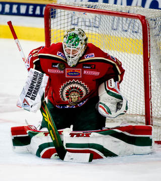 Johan Holmqvist, målvakt, Frölunda får ett skott i