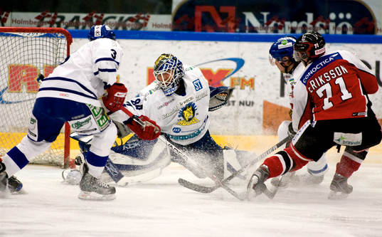 Joakim Lundström, målvakt, Sundsvall, räddar