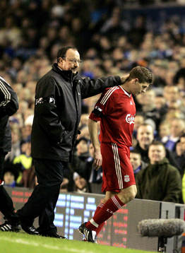 Rafael Benitez, tränare, Liverpool, leder en skadad Steven