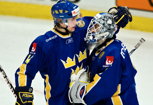 Victor Hedman och Stefan Liv, målvakt, jubel