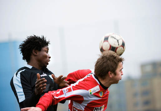 Jimmy Dixon trycker till Fredrik Olsson