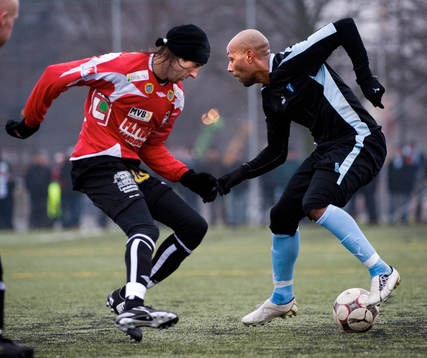 Jeffrey Aubynn trixar med Mirza Jelinek