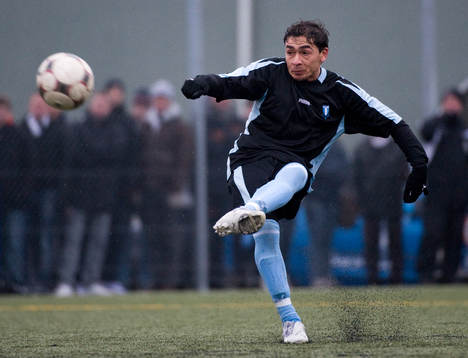 Ricardo, MFF, slår en frispark precis över ribban