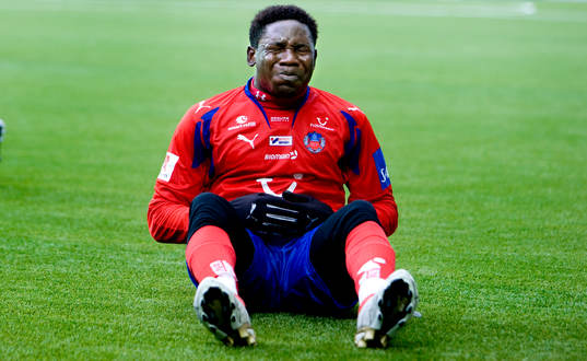 Adama Tamboura, får en spark i magen och grinar illa