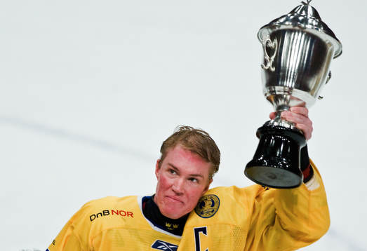 Kenny Jönsson, med segerpokalen