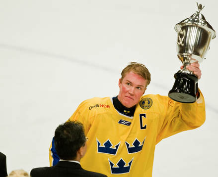 Kenny Jönsson, med segerpokalen