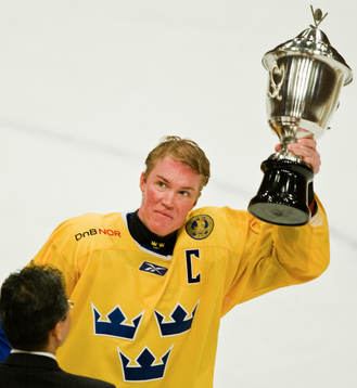 Kenny Jönsson, med segerpokalen