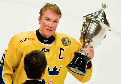 Kenny Jönsson, med segerpokalen