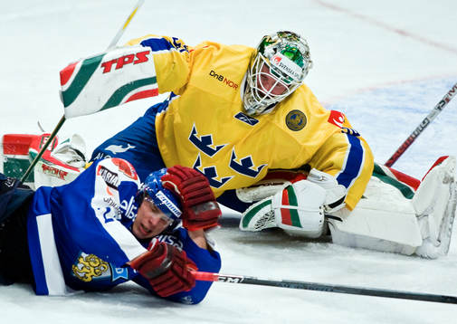 Johan Holmqvist, målvakt, Sverige och Riku Hahl, Finland