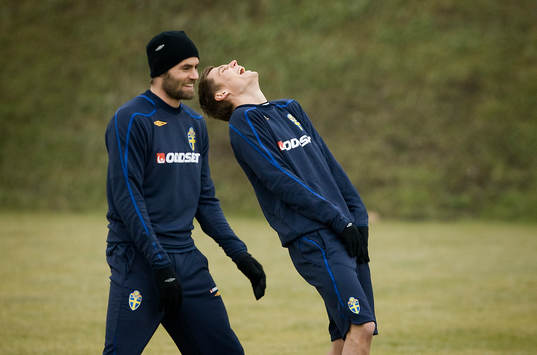 Olof Mellberg och Markus Rosenberg med glada miner