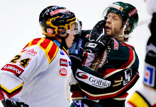 Mads Hansen, Brynäs, trycker upp näven i ansiktet på