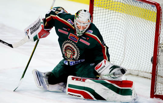 Johan Holmqvist, målvakt, Frölunda gör en plock