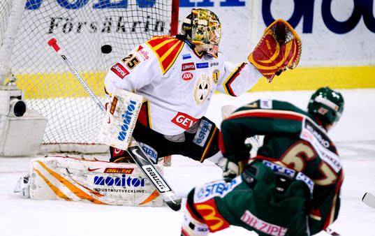 John Pohl, Frölunda skjuter mål bakom Jacob Markström,